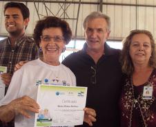 Entrega de certificados aos participantes do curso de acesso à internet e às redes sociais em Cascavel.