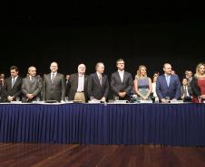 Governador Beto Richa e a Secretária da Família e Desenvolvimento Social, Fernanda Richa, participam da cerimo?nia de posse da nova diretoria da Associac?a?o Comercial do Parana? - Foto: Rogério Machado/SECS