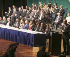 Governador Beto Richa e a Secretária da Família e Desenvolvimento Social, Fernanda Richa, participam da cerimo?nia de posse da nova diretoria da Associac?a?o Comercial do Parana? - Foto: Rogério Machado/SECS