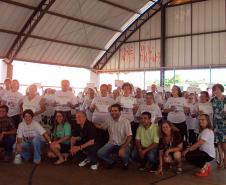 Entrega de certificados aos participantes do curso de acesso à internet e às redes sociais em Cascavel.