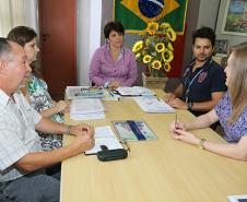 O coordenador do Projeto de Inclusão Social da Pessoa Idosa, Antonio Carlos Schimaleski (e) definiu com a secretária de Assistência Social, Inês de Paula (centro), os últimos detalhes para o início da capacitação, semana que vem, naquele município. Participaram da reunião Patricia Pereira Kuiava e Gilberto de Lima Gonzaga do núcleo regional da Celepar em Cascavel 