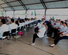 Entrega de certificados aos participantes do curso de acesso à internet e às redes sociais em Cascavel.