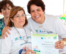 Entrega de certificados aos participantes do curso de acesso à internet e às redes sociais em Cascavel.