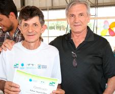 Entrega de certificados aos participantes do curso de acesso à internet e às redes sociais em Cascavel.
