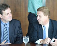 O governador Beto Richa assina contratos com quatro empresas para construção de três cadeias públicas (de Campo Mourão, Guaíra e Piraquara), de dois Centros de Integração Social (Piraquara e Foz do Iguaçu I) e para a ampliação da Penitenciária Estadual de Ponta Grossa. Curitiba,23/01/2013