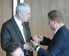 O governador Beto Richa assina contratos com quatro empresas para construção de três cadeias públicas (de Campo Mourão, Guaíra e Piraquara), de dois Centros de Integração Social (Piraquara e Foz do Iguaçu I) e para a ampliação da Penitenciária Estadual de Ponta Grossa. Curitiba,23/01/2013