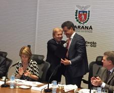 Governador Beto Richa recebe do presidente da Celepar, Jacson Carvalho Leite, o selo internacional de certificação Tier III