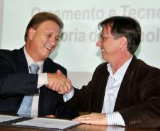 O prefeito de Londrina, Alexandre Kireeff, assinou juntamente com o presidente da Companhia de Tecnologia da Informação e Comunicação do Paraná (Celepar), Jacson Carvalho Leite, o acordo de cooperação técnica para elaboração conjunta do Plano Estratégico de Tecnologia da Informação e Comunicação (Petic). A solenidade foi realizada no auditório do Instituto Agronômico do Paraná (Iapar)  