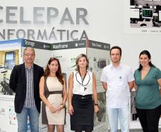 A equipe da Celepar: Gilmar Tesserolli, Marcia Vojciechowski, Debora Ruedell, Cristiano Alcantara e Leticia Reveline, da Secretária da Família e Desenvolvimento Social