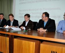 O diretor de Operações da Celepar, Luiz Fernando Ortoloni; o presidente da Celepar, Jacson Carvalho Leite; o prefeito de Londrina, Alexandre Kireeff; o vice-prefeito Guto Belusci e o secretário de Planejamento, Orçamento e Tecnologia, Daniel Pelisson, na cerimônia de assinatura do acordo de cooperação entre a Celepar e a Prefeitura de Londrina