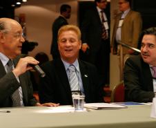 A esq. o secretário da Fazenda Luiz Carlos Hauly ao seu lado  o diretor-presidente da Celepar, Jacson Carvalho Leite e presidente da diretoria do Conselho Fiscal da Associação Brasileira de Entidades Estaduais de Tecnologia da Informação e Comunicação (Abep) e o presidente do Conselho de Associadas, Joaquim José Fernandes da Costa Junior