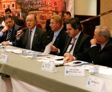 O secretário da Fazenda Luiz Carlos Hauly e demais autoridades, em seu discurso na 117ª Reunião Ordinária do Conselho das Associadas da Associação Brasileira de Entidades Estaduais de Tecnologia da Informação e Comunicação (Abep) em Curitiba/PR, nos dias 09 e 10 de fevereiro de 2012