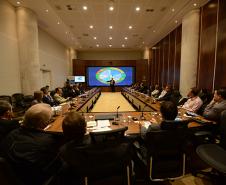 Servidores do Estado participam de palestra do pesquisador alemão Dr. Jörn Von Lucke, que aborda o tema de gestão aberta da administração. Na foto, Jacson Carvalho Leite, presidente da Celepar, durante palestra. 