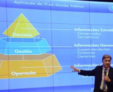 Servidores do Estado participam de palestra do pesquisador alemão Dr. Jörn Von Lucke, que aborda o tema de gestão aberta da administração. Na foto, Jacson Carvalho Leite, presidente da Celepar, durante palestra. 