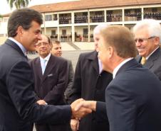 O Governador do Paraná, Beto Richa cumprimenta o diretor presidente da Celepar, Jacson Carvaho Leite na cerimônia no quartel do Comando Geral, em Curitiba - Data: 16/05/2011