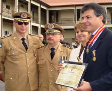 O Governador do Paraná, Beto Richa e a Secretaria da Família e Desenvolvimento Social, Fernanda Bernardi Vieira Richa, recebe a medalha cel. Joaquim Antonio Moraes Sarmento, na cerimônia no quartel do Comando Geral, em Curitiba - Data: 16/05/2011 