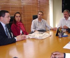 O secretário de Recursos Humanos de Belo Horizonte, Gleison Souza e a gerente de projetos especiais da Secretaria de Recursos Humanos, Daniele Alvarenga, estiveram conhecendo o sistema da Celepar para a área de recursos humanos 