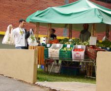 Os empregados aproveitaram e saíram da feira com muitos produtos
