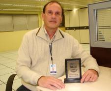 Na foto, o analista da Celepar, Ricardo Costa Guiraud (DIDES-A2) e a placa que ganhou do Instituto de Identificação