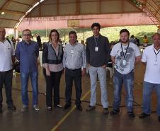 Alzemar Venâncio, o prefeito de Guaíra, Fabian Vendruscolo, a secretária da Justiça, Cidadania e Direitos Humanos, Maria Tereza
Uille Gomes, Valderi Pereira da Silva, o supervisor do núcleo de Umuarama, Igor Fernando de Melo Garbo, o empregado do núcleo de Maringá, Helio de Paula Moraes, e o empregado do núcleo de Umuarama, Silvio Gil de Luna.