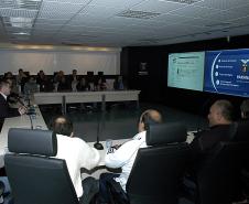 Apresentação do trabalho integrado do governo do estado entre as secretárias, prefeituras e empresas afins. Sala de referência estratégica trabalho de integração de TI da CELEPAR. 