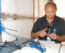 O técnico da Celepar, Silvio Gil de Luna prepara os cabos de rede para instalar os computadores do Paraná em Ação