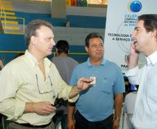 O diretor de operações Luiz Fernando Ballin Ortolani e o assessor Valderi Pereira da Silva conversam com o secretário de Relações com a Comunidade, Wilson Quinteiro sobre a participação da Celepar nesta edição do Paraná em Ação