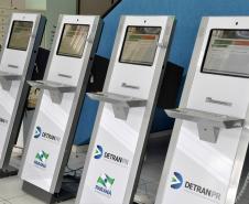 A plataforma do Departamento de Trânsito do Paraná, Detran Fácil, desenvolvida em conjunto com a Celepar, alcançou em 2016 a marca de 6.259.853 de serviços realizados pela internet, TV Digital e terminais de autoatendimento. O programa integra os serviços com maior demanda na autarquia na área de habilitação e veículo, como o agendamento de exames e 2ª Via Licenciamento (CRLV).Foto: Arquivo Detran PR