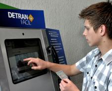 A plataforma do Departamento de Trânsito do Paraná, Detran Fácil, desenvolvida em conjunto com a Celepar, alcançou em 2016 a marca de 6.259.853 de serviços realizados pela internet, TV Digital e terminais de autoatendimento. O programa integra os serviços com maior demanda na autarquia na área de habilitação e veículo, como o agendamento de exames e 2ª Via Licenciamento (CRLV).Foto: Arquivo Detran PR