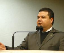 O deputado pastor Edson Praczyk elogia a iniciativa da Celepar em promover curso para deficientes visuais, durante discurso na tribuna da Assembleia Legislativa do Paraná