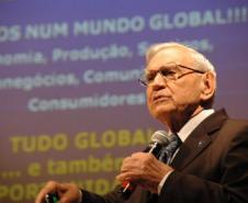 O ex-ministro Osires Silva fala sobre a importância do trabalho em equipe durante o fórum realizado na UFPR 