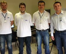A equipe responsável pela implantação (da direita para a esquerda). O supervisor da regional de Maringá, Rodolfo Zanardi Loiola; os técnicos, Marcio Costa, Luiz Eduardo Costa e Oliveira e Fernando Meurer.