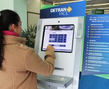O sistema Detran Fácil, plataforma de serviços online do Departamento de Trânsito do Paraná, alcançou ao final de outubro a marca de 3 milhões de serviços realizados pela internet, TV Digital e terminais de autoatendimento.Foto: DetranPR