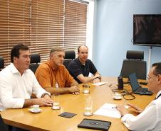 O diretor de tecnologia da informação da Celepar, Danilo Scalet (d) recebeu o presidente do IAP, Luiz Tarcísio Mossato Pinto e o coordenador de informática daquele instituto para tratar do sistema de gestão ambiental. A reunião contou também com a participação do coordenador de atendimento da companhia, José Eduardo Rodrigues