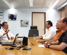 O diretor de tecnologia da informação da Celepar, Danilo Scalet (e) recebeu o presidente do IAP, Luiz Tarcísio Mossato Pinto e o coordenador de informática daquele instituto para tratar do sistema de gestão ambiental. A reunião contou também com a participação do coordenador de atendimento da companhia, José Eduardo Rodrigues