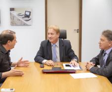 Marcel Micheletto, Jacson Carvalho Leite e Nelson Garcia avaliam a implantação de soluções de modernidade nas prefeituras