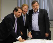 Marcel Micheletto assina como testemunha o termo de resolução firmado entre o presidente Jacson Carvalho Leite e o secretário Flávio Arns