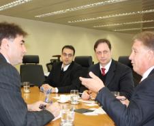 O diretor Jurídico da Celepar, Rafael Moura de Oliveira e o chefe de gabinete do deputado Paranhos, Claudio Stabile (ambos ao fundo) também participaram da reunião