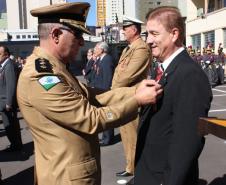 O presidente Jacson Carvalho Leite recebe a medalha alusiva ao Dia do Bombeiro