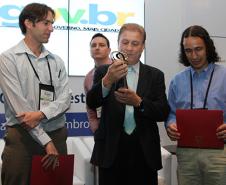 Presidente Jacson Carvalho Leite (ao centro) ao lado dos analistas Luis Alberto Menon de Araújo e Dirceu Grein, recebem o prêmio e-Gov 2013