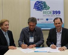 O secretário para Assuntos Estratégicos, Edson Casagrande e o presidente da Celepar, Jacson Carvalho Leite, assinam protocolo de intenções, para instalação da Rede 399 de internet para todos.Curitiba, 26-03-14