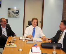 Marcos Traad, Jacson Carvalho Leite e Newton Tadeu Rocha avaliam soluções de biometria, durante reunião na Celepar