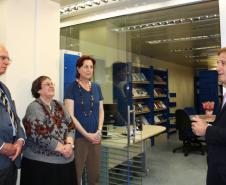 O presidente da Celepar, Jacson Carvalho Leite inaugura a nova Biblioteca Técnica e Espaço da Educação e do Saber da Celepar ao lado da presidente do Teatro Guaíra, Mônica Rischbieter, da atriz e escritora paranaense Yara Sarmento e do diretor administrativo-financeiro Lucio Alberto Hansel
