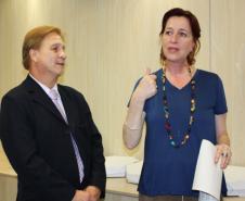 Ao lado do presidente Jacson Carvalho Leite, a presidente do Teatro Guaira, Mônica Rischbieter, foi quem fez a apresentação da atriz e escritora Yara Sarmento