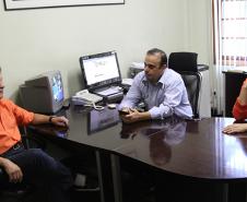 Presidente da Celepar, Jacson Carvalho Leite, prefeito de Foz do Iguaçu, Reni Pereira e a secretária Claudia Pereira, avaliam soluções de TIC para serem aplicadas na gestão municipal
