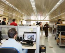 Em visita a todos os departamentos da empresa, o frei Vieira abençoou os empregados, as instalações e o trabalho de todos