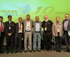 Superintendente de informática da Itaipu Binacional, Eliezer Fryszman; reitor da Universidade Federal da Integração Latino-Americana, professor Josué Modesto de Passos Subrinho; diretor do Departamento de Sistemas de Informação do Ministério do Planejamento e coordenador do portal de software público brasileiro, Luis Felipe Coimbra Costa; presidente do Serpro, Marcos Mazoni; diretor-geral brasileiro da Itaipu Binacional, Jorge Samek, diretor executivo da Linux Internacional, Jon "Maddog" Hall;