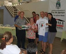 O presidente Jacson Carvalho Leite e a secretaria Claudia Pereira entregam o material do curso aos participantes 
