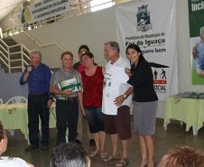 O presidente Jacson Carvalho Leite e a secretaria Claudia Pereira entregam o material do curso aos participantes 