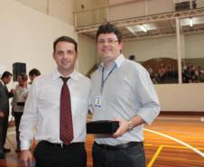 O presidente da Funcel, Antonio Carlos Wolf Jr entrega a homenagem de 25 anos a Mário Moraes Jr  